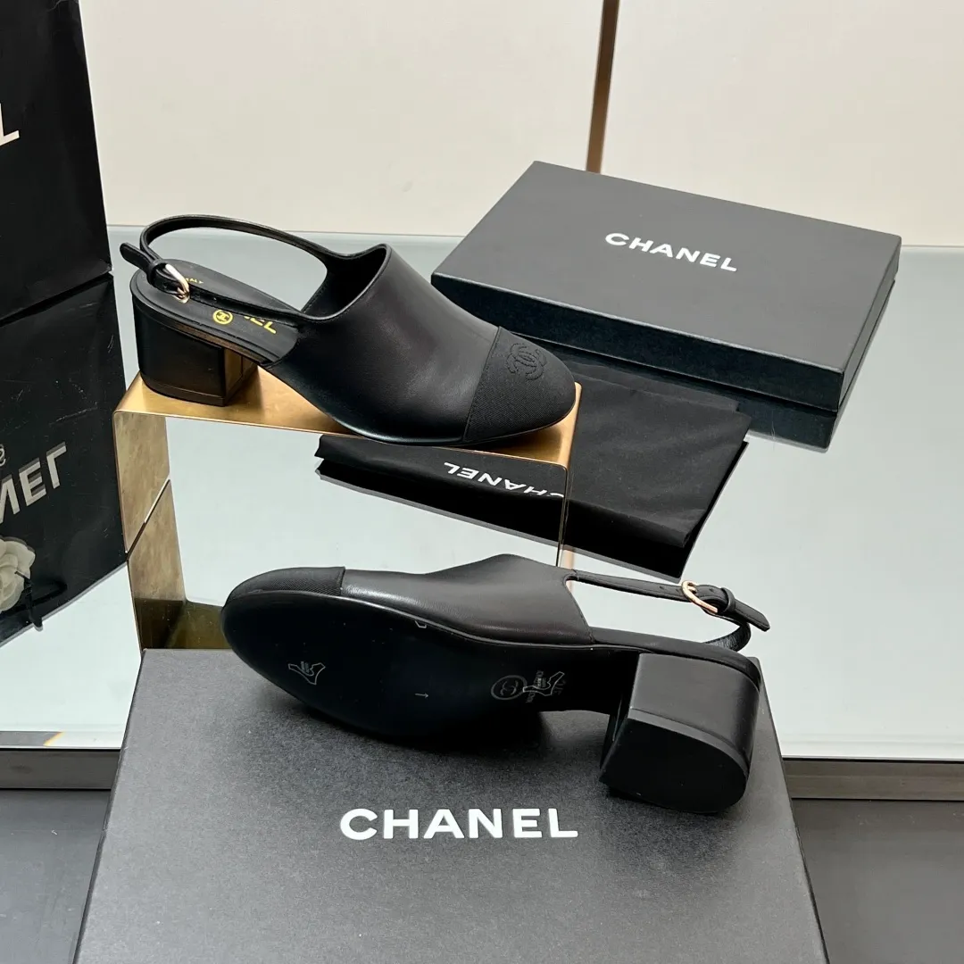 👟👟Ex-factory price 580👟👟 Top quality! Chanel Xiaoxiang 25C early spring new product, thick-heeled cap-toe sandals and back-strap single shoes. Grandma Xiang’s always elegant and ladylike temperament, full of high-end sense, very nice on the feet ~ French style, really beautiful to the top of my heart! An elegant and romantic fairy should be like this! The minimalist color scheme is deeply rooted in people's hearts~ It goes well with either skirts or casual wear! Whether worn barefoot or paired with skirts or trousers, it is very versatile! Incomparably beautiful! Special fairy ✔ Check out the details of my house and take real photos. Fabric: Sheepskin ➕ Grosgrain. Inner pads: all silk sheepskin. Outsole: cowhide outsole imported from Italy. Heel height: 4.5cm. Size: 35-39 (40/41 customized). Comes with counter 🇮🇹 authentic packaging.